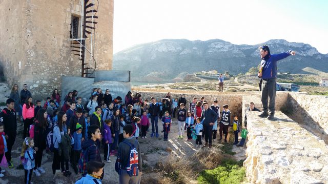El arqueólogo municipal realiza un recorrido histórico con los escolares aguileños - 1, Foto 1