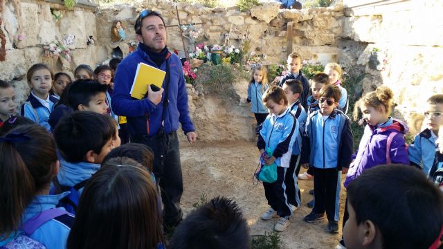 El arqueólogo municipal realiza un recorrido histórico con los escolares aguileños - 2, Foto 2
