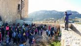 El arquelogo municipal realiza un recorrido histrico con los escolares aguileños