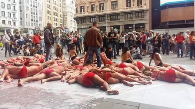 Colectivos y asociaciones animalistas convocan una concentración y una performance contra la industria peletera frente al Corte Inglés de Murcia - 1, Foto 1