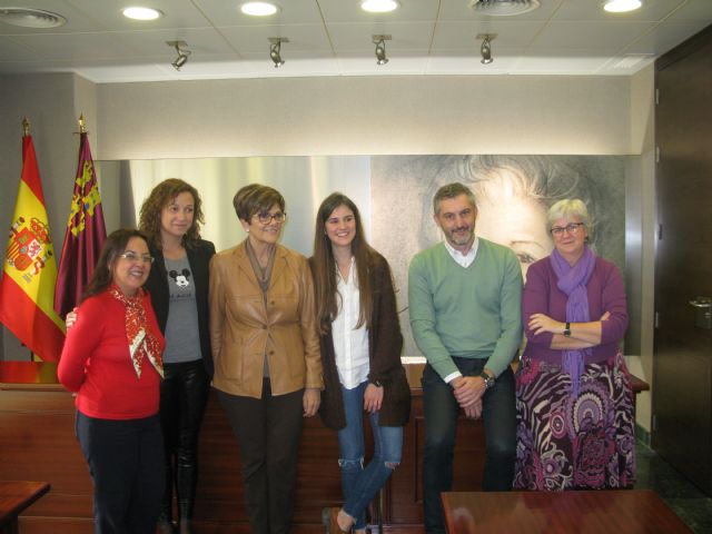 Rosa Peñalver, entrevistada por una alumna de bachillerato como ejemplo de mujer que ha roto el techo de cristal - 1, Foto 1