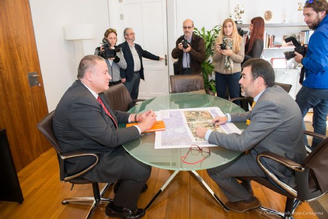 La ZAL y la mejora en las carreteras centran la reunión entre López y Bernabé - 1, Foto 1