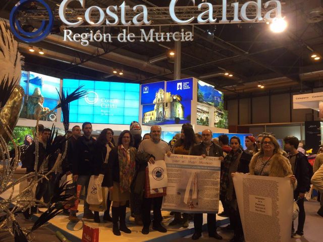 En defensa del Mar Menor diputados de Podemos en la Asamblea Regional de Madrid visitan el stand de la Región de Murcia en Fitur - 1, Foto 1