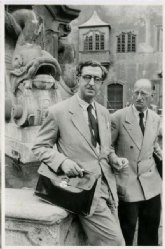 La Consejera de Cultura recibe el legado del poeta gallego Dictinio de Castillo-Elejabeytia Fernndez