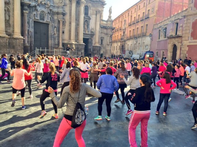 400 personas estrenan la primera Master Class de Zumba gratuita en la Plaza Belluga - 1, Foto 1