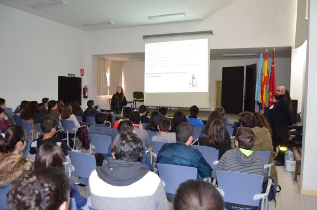 La concejalía de Educación y Protección Civil advierten a los estudiantes de secundaria de los peligros del alcohol, mediante charlas en los institutos - 2, Foto 2