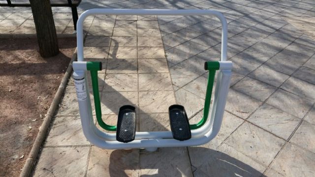 El Ayuntamiento de Bullas coloca aparatos biosaludables en el jardín del Templete de la Murta - 1, Foto 1