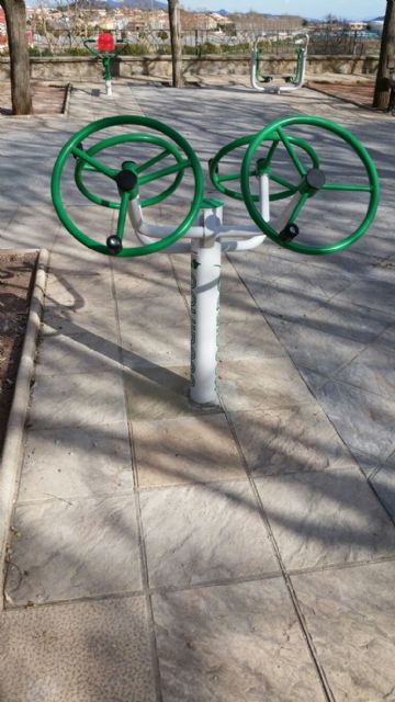 El Ayuntamiento de Bullas coloca aparatos biosaludables en el jardín del Templete de la Murta - 2, Foto 2