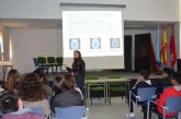 La concejala de Educacin y Proteccin Civil advierten a los estudiantes de secundaria de los peligros del alcohol, mediante charlas en los institutos