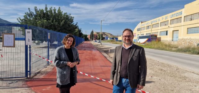El alcalde de Lorca visita la nueva vía peatonal y carril bici creada junto a la antigua carretera del Pantano y que comunica con las naves del Paso Encarnado - 1, Foto 1