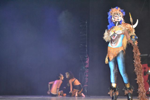 Espectacularidad sobre el escenario en el concurso de trajes de papel y maquillaje corporal - 1, Foto 1