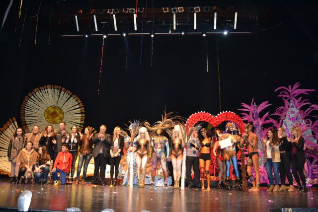 Espectacularidad sobre el escenario en el concurso de trajes de papel y maquillaje corporal - 3, Foto 3