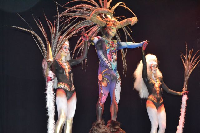 Espectacularidad sobre el escenario en el concurso de trajes de papel y maquillaje corporal - 4, Foto 4