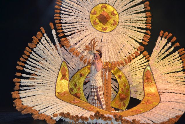 Espectacularidad sobre el escenario en el concurso de trajes de papel y maquillaje corporal - 5, Foto 5