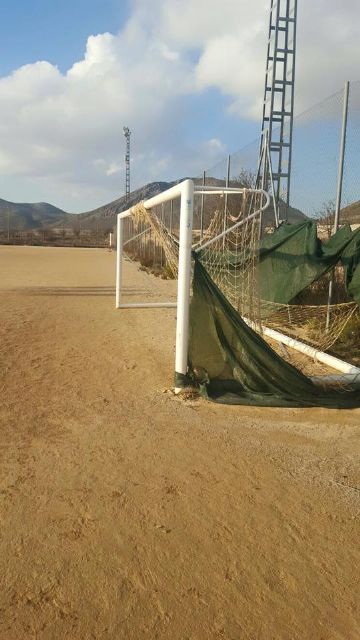 El PSOE denuncia la indignación de los vecinos de La Paca por el lamentable estado del campo de fútbol y vestuarios - 2, Foto 2
