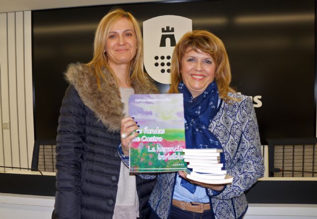 La Fundación Carmen Montero Medina dona libros a la AECC torreña - 1, Foto 1