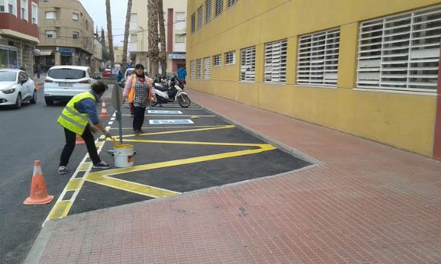 Realizan trabajos de repintado de la señalización horizontal en algunas calles del centro urbano de Totana, Foto 6