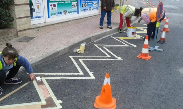 Realizan trabajos de repintado de la señalización horizontal en algunas calles del centro urbano de Totana, Foto 7