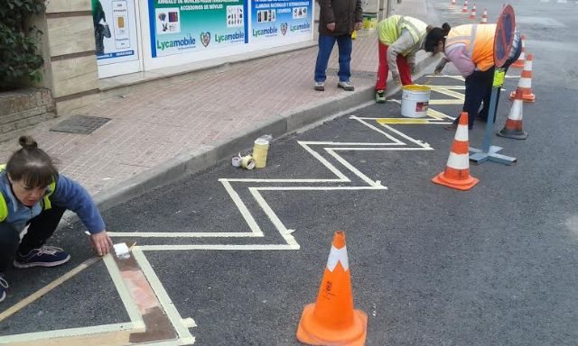 Realizan trabajos de repintado de la señalización horizontal en algunas calles del centro urbano de Totana, Foto 7