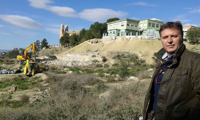 La concejalía de Servicios procede a la limpieza y acondicionamiento de los terrenos del V-6 - 1, Foto 1