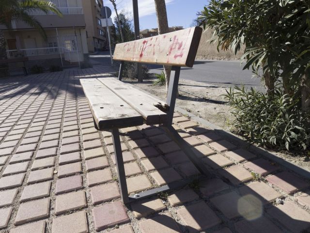 IU-Verdes denuncia que el equipo de gobierno ha sustituido un espacio de recreo para las personas mayores por un solar intransitable - 1, Foto 1