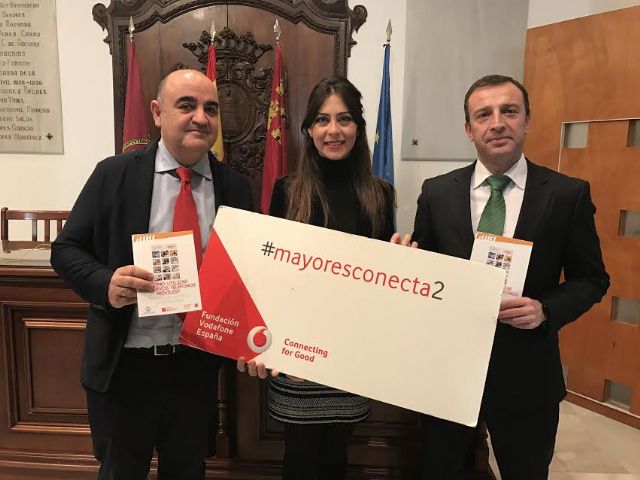 Más de 500 mayores lorquinos se formarán en el uso de los Smartphone gracias a un proyecto de alfabetización digital de la Fundación Vodafone España y la Fundación Iniciativas el Gigante - 1, Foto 1
