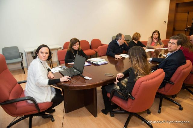 La Mesa de Contratacion estudia las propuestas economicas de empresas que optan a la ejecucion de las obras de adecuacion del Barrio Universitario - 1, Foto 1