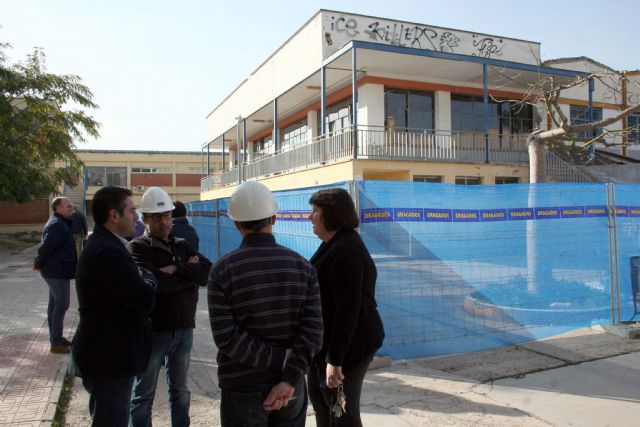 El alcalde de Alcantarilla, Joaquín Buendía, visita las ya iniciadas obras de reforma y ampliación del Instituto Sanje, en las que la Consejería de Educación invertirá dos millones de euros - 1, Foto 1