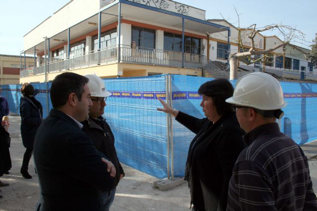 El alcalde de Alcantarilla, Joaquín Buendía, visita las ya iniciadas obras de reforma y ampliación del Instituto Sanje, en las que la Consejería de Educación invertirá dos millones de euros - 2, Foto 2