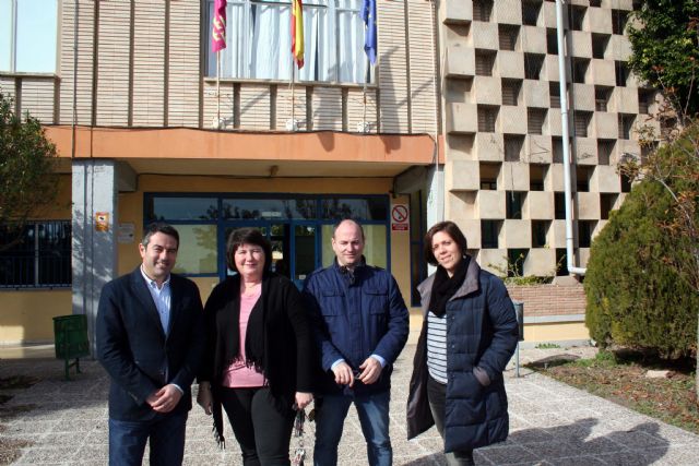 El alcalde de Alcantarilla, Joaquín Buendía, visita las ya iniciadas obras de reforma y ampliación del Instituto Sanje, en las que la Consejería de Educación invertirá dos millones de euros - 3, Foto 3
