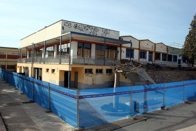 El alcalde de Alcantarilla, Joaquín Buendía, visita las ya iniciadas obras de reforma y ampliación del Instituto Sanje, en las que la Consejería de Educación invertirá dos millones de euros - 4, Foto 4