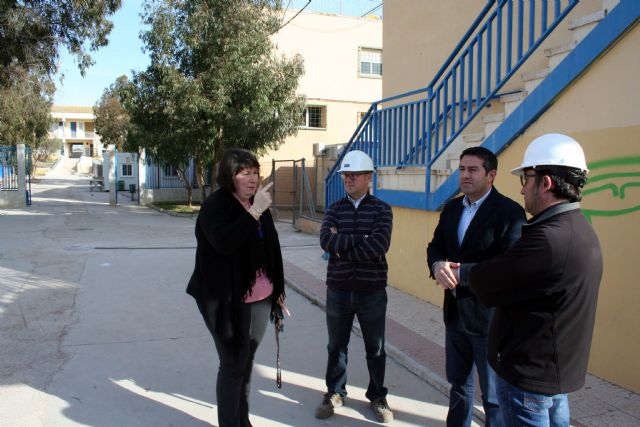 El alcalde de Alcantarilla, Joaquín Buendía, visita las ya iniciadas obras de reforma y ampliación del Instituto Sanje, en las que la Consejería de Educación invertirá dos millones de euros - 5, Foto 5