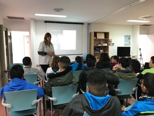 Los estudiantes de secundaria aprenden sobre los peligros del consumo de alcohol con el programa ARGOS - 1, Foto 1