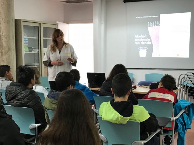 Los estudiantes de secundaria aprenden sobre los peligros del consumo de alcohol con el programa ARGOS - 2, Foto 2