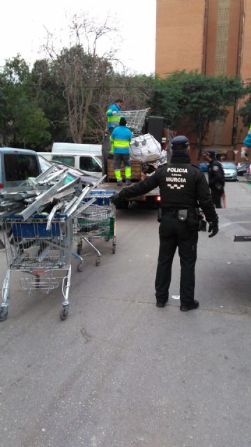 El Servicio de Limpieza Viaria recoge más de 3.000 kilos de enseres en el barrio de La Paz - 1, Foto 1