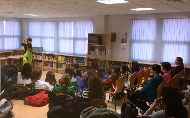 Los 'peques' torreños disfrutan del taller mensual de cuentacuentos de la biblioteca municipal - 1, Foto 1