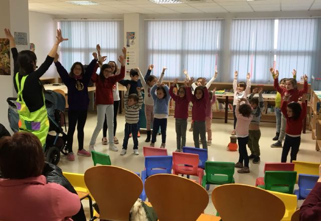 Los 'peques' torreños disfrutan del taller mensual de cuentacuentos de la biblioteca municipal - 3, Foto 3