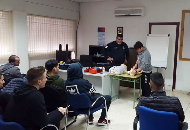 Protección Civil forma a los alumnos del TAFAD del IES Salvador Sandoval en primeros auxilios - 1, Foto 1