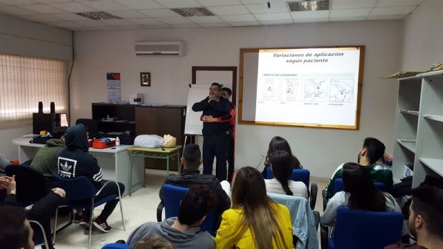 Protección Civil forma a los alumnos del TAFAD del IES Salvador Sandoval en primeros auxilios - 4, Foto 4