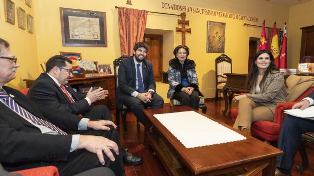 Fernando López Miras se reúne con la hermana mayor de la Real e Ilustre Cofradía de la Santísima Vera Cruz - 2, Foto 2
