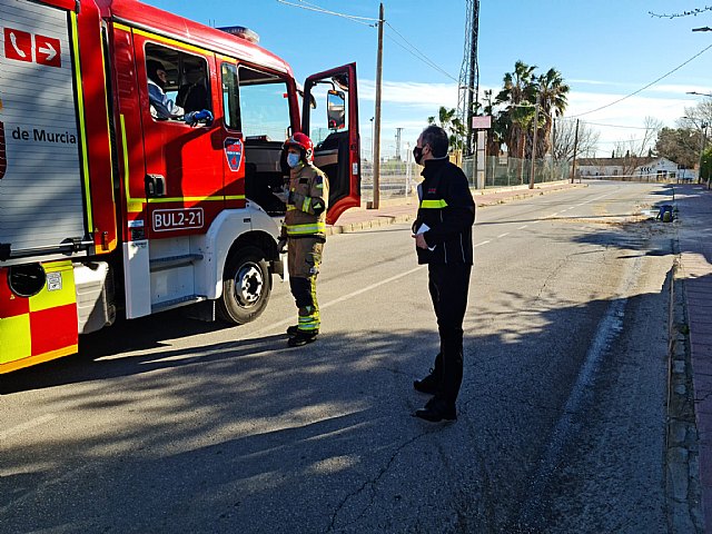 Bomberos del CEIS neutralizan un derrame de ácido clorhídrico de un camión que circulaba por Santomera - 2, Foto 2