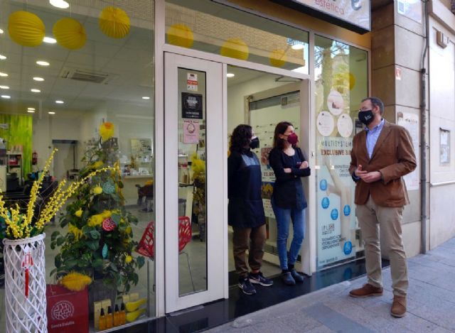El Ayuntamiento realiza una intervención con cientos de flores mimosas en los espacios verdes de Santa Eulalia - 2, Foto 2