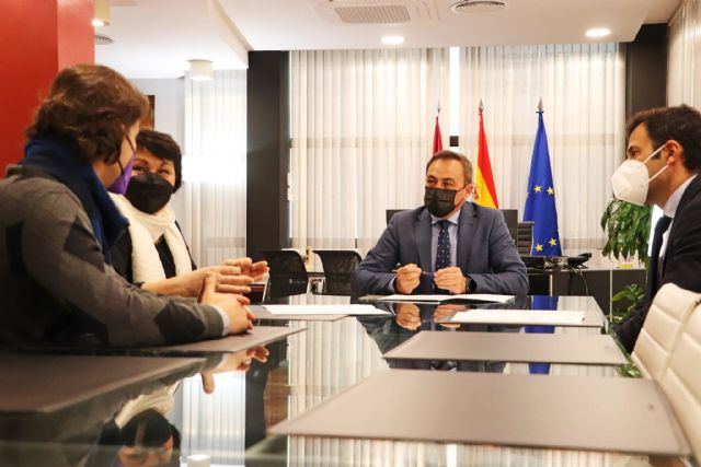 El consejero de Transparencia, Seguridad y Emergencias se reúne con la presidenta de la Asociación de Ucranianos en la Región de Murcia - 1, Foto 1