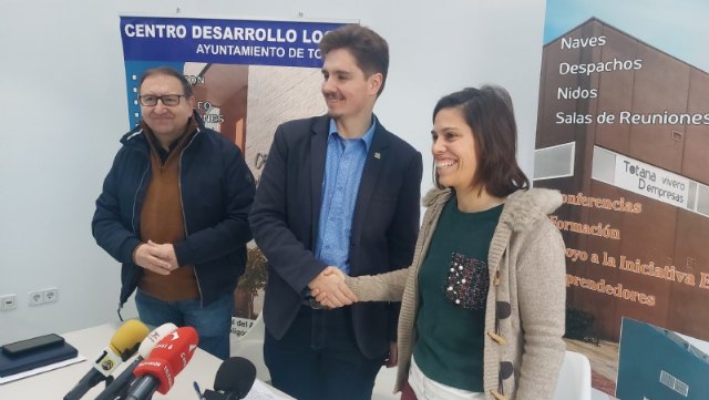 Ceden una nave del Vivero de Empresas a una emprendedora para desarrollar una actividad de vehículos camperizados, Foto 1