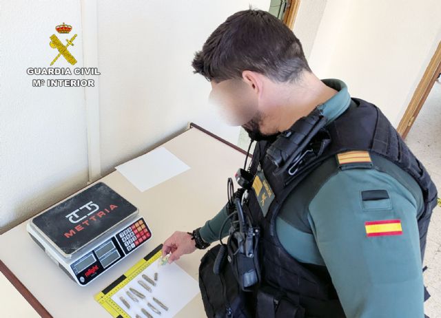La Guardia Civil sorprende a un individuo con 11 piezas de hachís listas para su venta - 1, Foto 1