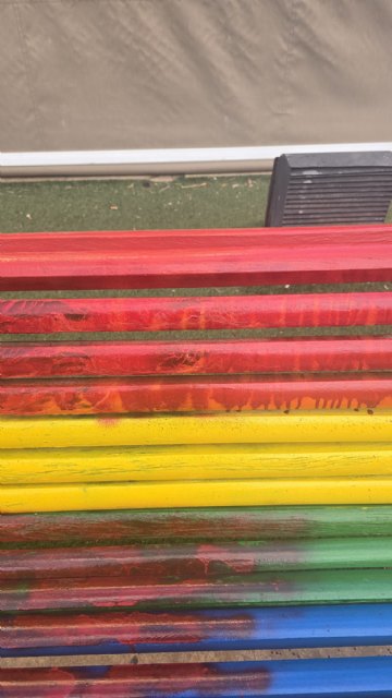 Lorcaíris denuncia la vandalización del banco arcoíris en Lorca y pide una condena firme al Ayuntamiento - 2, Foto 2