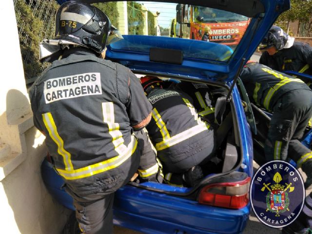 Los bomberos rescatan a un conductor atrapado en su vehiculo tras sufrir un accidente - 1, Foto 1