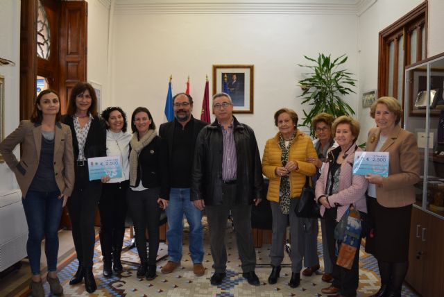 El Ayuntamiento entrega dos cheques de 2.500 euros a Cáritas y Hogar Betania procedentes del convenio con Verde Universal - 1, Foto 1