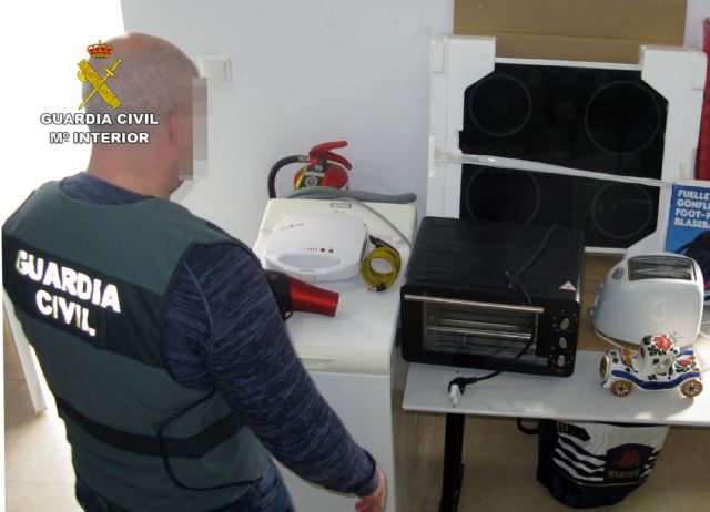 La Guardia Civil investiga a una pareja dedicada a cometer robos en viviendas de Mazarrón, Foto 1