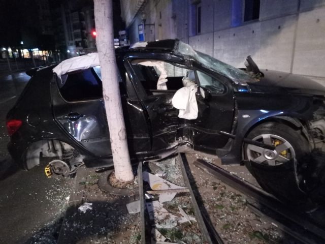 Se empotra contra la fachada de la fabrica de Hero y arranca de cuajo una farola - 1, Foto 1